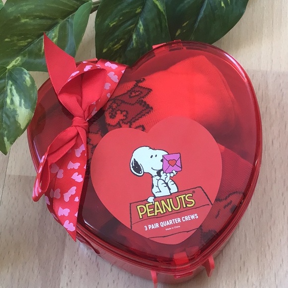 Snoopy Valentine’s Day ❤️ Socks in Heart Shaped Box / Peanuts - Picture 2 of 9